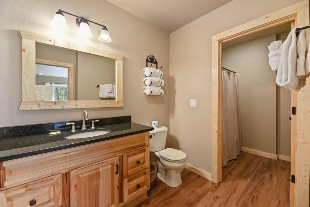 Walnut Ridge Cabin. Sleeps 7-11! Hot Tub, Pool Table, Minutes To Downtown Gatlinburg! Exteriör bild