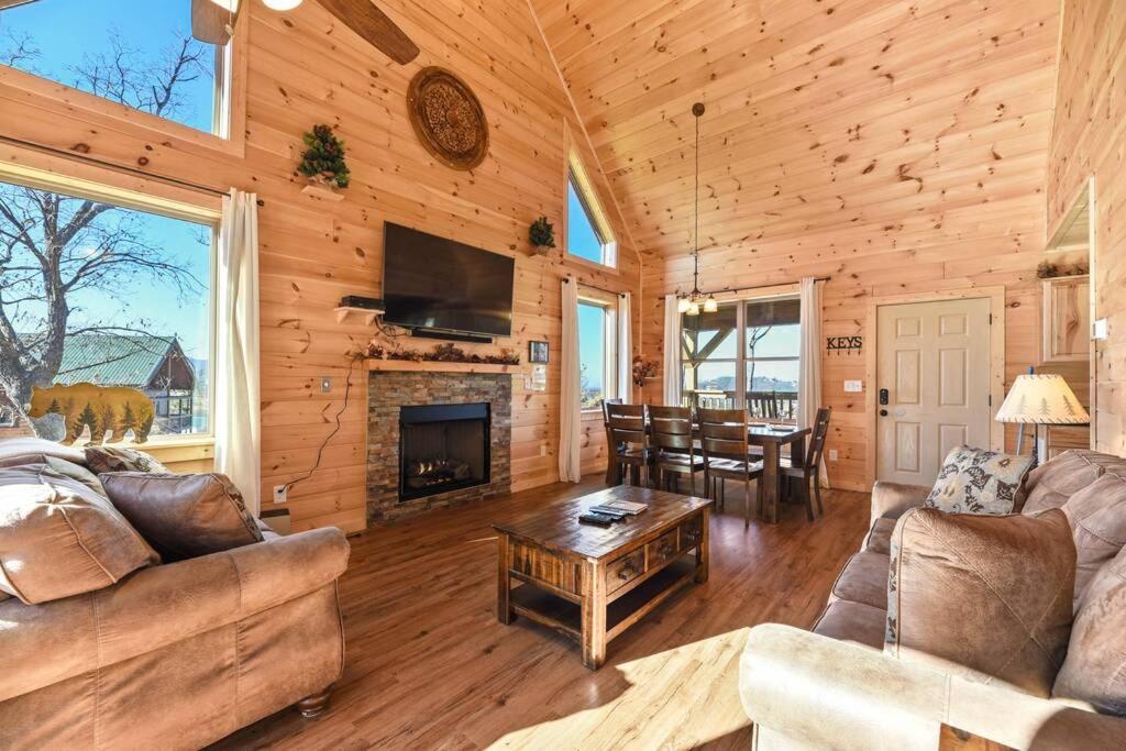 Walnut Ridge Cabin. Sleeps 7-11! Hot Tub, Pool Table, Minutes To Downtown Gatlinburg! Exteriör bild