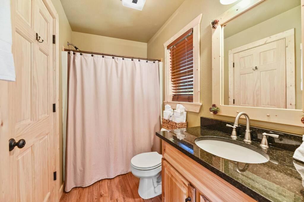 Walnut Ridge Cabin. Sleeps 7-11! Hot Tub, Pool Table, Minutes To Downtown Gatlinburg! Exteriör bild