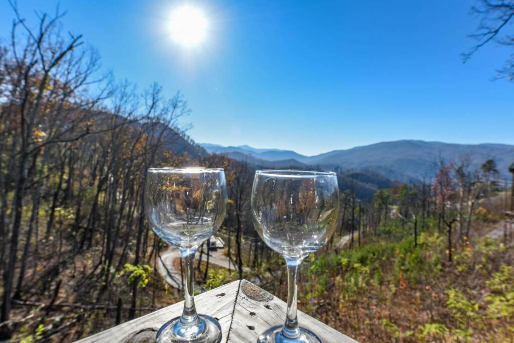 Walnut Ridge Cabin. Sleeps 7-11! Hot Tub, Pool Table, Minutes To Downtown Gatlinburg! Exteriör bild