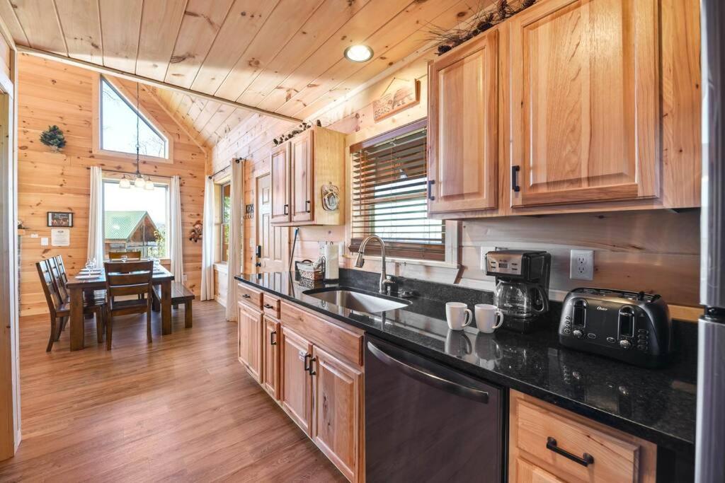 Walnut Ridge Cabin. Sleeps 7-11! Hot Tub, Pool Table, Minutes To Downtown Gatlinburg! Exteriör bild