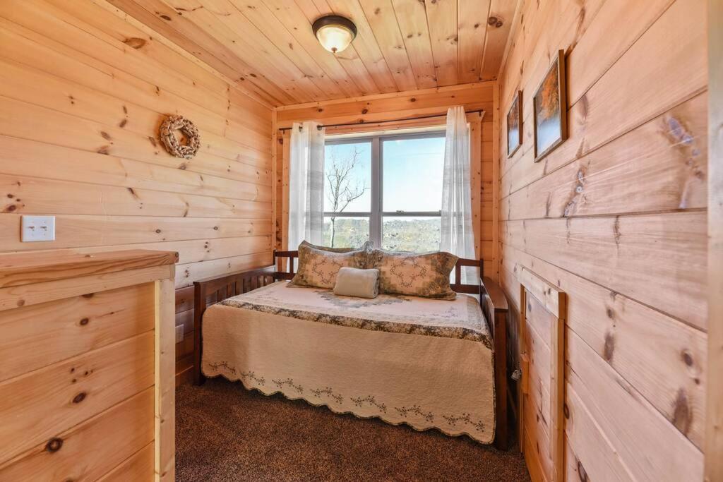 Walnut Ridge Cabin. Sleeps 7-11! Hot Tub, Pool Table, Minutes To Downtown Gatlinburg! Exteriör bild