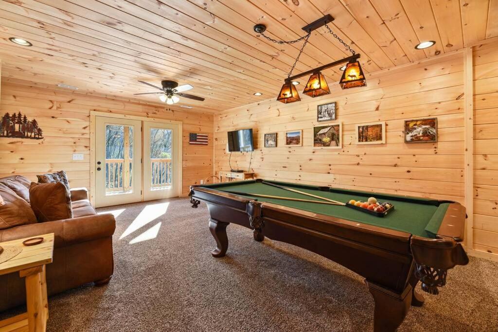 Walnut Ridge Cabin. Sleeps 7-11! Hot Tub, Pool Table, Minutes To Downtown Gatlinburg! Exteriör bild