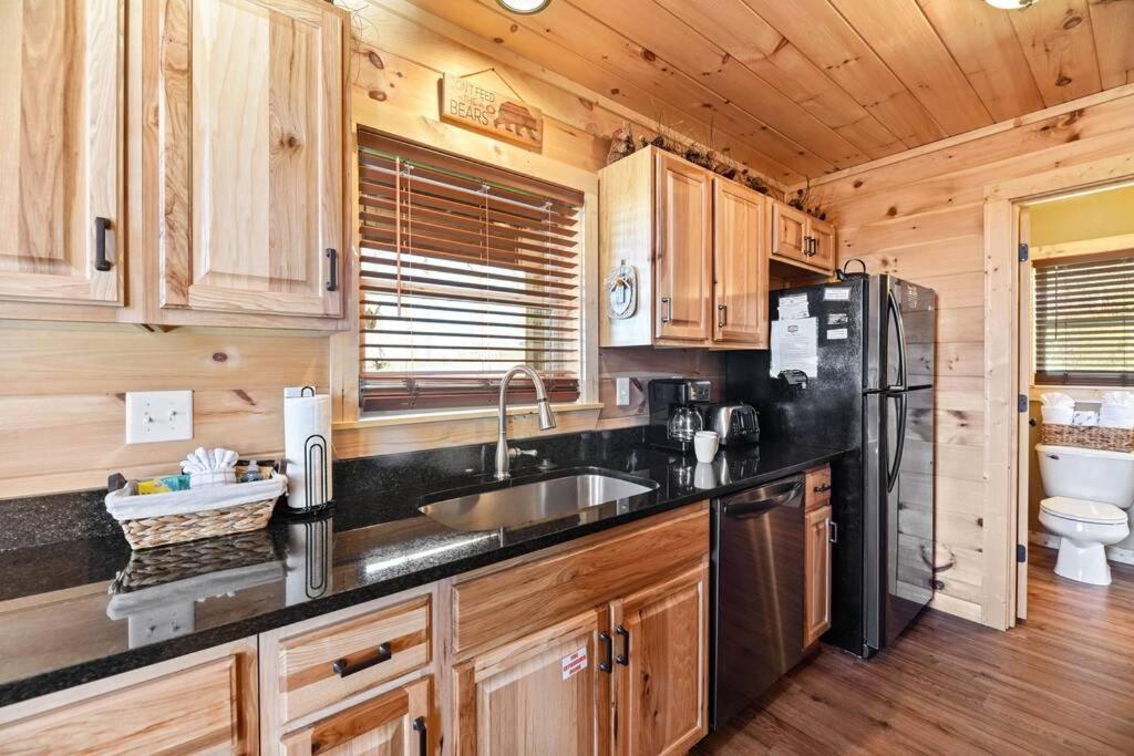 Walnut Ridge Cabin. Sleeps 7-11! Hot Tub, Pool Table, Minutes To Downtown Gatlinburg! Exteriör bild